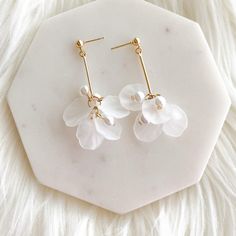 Hoop Earrings Diy, Beaded Jewelry Earrings, Beaded Chandelier Earrings, Petal Earrings, Teddy Dog, Flowers Jewelry, White Petals, Beaded Earrings Tutorials, Clay Inspiration