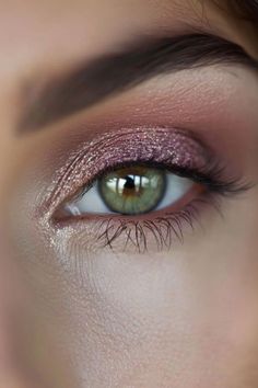 Eyeshadow Ideas for Green Eyes Make Them Pop! - Mom and Newborn Plum Eyeshadow Looks Green Eyes, Plum Eye Makeup, Mom And Newborn, Green Eyes Pop, Green Eyeshadow Look, Eyeshadow For Green Eyes, Eyeshadow Ideas