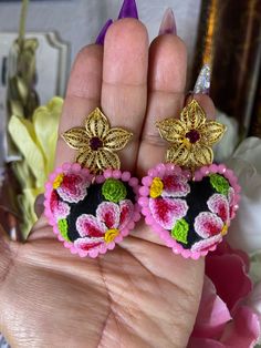 Beautiful and unique handmade earrings hand embroidered by Mexican artisans. We complement with pieces of handmade filigree 18k gold plated. Itsmoño embroidery Mexican Earrings Handmade, Traditional Pink Embroidered Jewelry, Hispanic Jewelry, Mexican Earrings, Unique Handmade Earrings, Mexican Crafts, Traditional Mexican, Embroidered Heart, Filigree Earrings