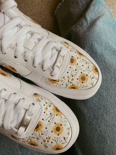 Kundenspezifische AF1's mit handgemaltem Sonnenblumen-Design! Dieses Design ist auf brandneuen weißen Frauen Nike Air Force 1 '07 gemalt (kommen mit Box). Im Gegensatz zu meinem anderen Angebot ist dieses Design auch auf die Zehenboxen des Schuhs gemalt. Diese Schuhe werden auf Bestellung gefertigt, daher akzeptiere ich keine Rückgaben / Rückerstattungen. Die Schuhe werden mit Angelus-Lederfarbe bemalt und dann mit einem wasserfesten matten Acryl-Finisher (ebenfalls Marke Angelus) versiegelt. Fü Cute Converse Shoes, Painted Shoes Diy, Custom Sneakers Diy, Custom Painted Shoes, Custom Shoes Diy, Diy Sneakers, Preppy Shoes, Embroidery Shoes