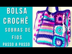 a crocheted bag hanging on the wall next to a blue sign that says, bolsa croche sob de fios