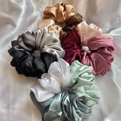 Diy Hair Scrunchies, Scrunchies Diy, Handmade Scrunchie, Satin Scrunchies, Healthier Hair, Tie Gifts, Handmade Hair Accessories, Creation Couture, Silk Hair