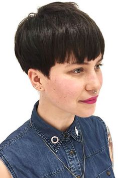 18 Glamorous Bowl Cut Looks To Steal Right Now Short Straight Thick Haircut, Modern Bowl Cut For Women, Bowl Pixie Haircut, Pixie With Micro Bangs, Short Bowlcut Women, Bowl Cut For Women