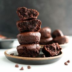 Date Brownies (Healthy Brownies!) - Detoxinista Flourless Brownie Recipe, Date Brownies, Epicure Recipes, Healthy Bars, Healthy Brownies, Brownie Ingredients, Gluten Free Brownies, Low Calorie Desserts, Mini Muffin Pan