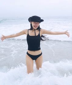 @theskyisstarry Beach Fits, Beach Pictures Poses, Korean Casual Outfits, Best Photo Poses, Shooting Photo, Casual Style Outfits