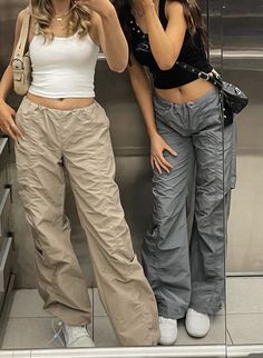 Casual Corset Outfit, Small Top Big Pants Outfit, Small Top Big Pants, Big Pants Outfit, Outfit Cargo Pants, Parachute Pants Outfit, Baggy Pants Outfit, Cargo Outfit, Baggy Cargo Pants