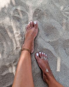 Beach aesthetic, sandy toes Painted Toes Aesthetic, Beach Nails Toes, Feet Claims For Dr Tan, Vacation Toe Nails Pedicures, Pedicure Ideas Summer Beach, Vacation Toe Nails, Pedicure Ideas Summer 2024, Beach Toenails, Beach Pedicure Ideas