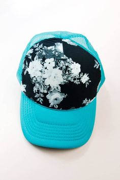 floral trucker hat DIY - custom hat template Trucker Hat Fashion, Hat Template, Diy Hat, Hat Ideas, Custom Hats, Diy Custom, Pin Cushions, Sewing Inspiration, Sewing Hacks