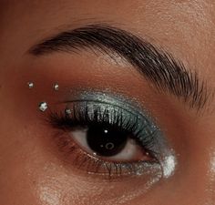 Light Blue Eye Makeup With Gems, Makeup Inspo Sparkles, Rose Gold Makeup Aesthetic, Easy Face Gem Ideas, Jewels Eye Makeup, Simple Eyeshadow With Gems, Silver Eyeshadow With Rhinestones, Festival Makeup Eyes, Prom Makeup Pearls