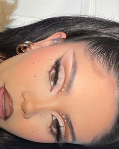 Neutral Makeup With Rhinestones, Makeup Ideas Eyeshadows Natural, Eyeliner Lashes Make Up, Cute Brown Eyeshadow Looks, Light Neutral Makeup Natural Looks, Euphoria Make Up Ideas, Kai Uchis Makeup, Graduation Makeup With Rhinestones, Neutral Glam Eye Makeup