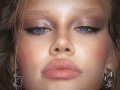 Smokey Eye Soft Glam, Gold Girl Aesthetic, Secret Aesthetic, Brown Smokey Eye, 2014 Tumblr, Angel Makeup, Going Out Makeup, Brown Smokey, Aesthetic Gold