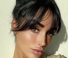 Lassée de votre frange qui ne repousse pas assez vite ? Voici quelques inspirations coiffures pour gérer au mieux sa repousse ! Curtain Bangs, Long Hair Cuts, Aesthetic Hair, Gorgeous Hair, Hairstyles With Bangs