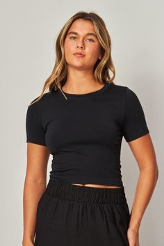 Black Ultra - stretch Seamless Crew - neck Crop Top - STYLED BY ALX COUTUREShirts & Tops Fitness Wardrobe, Effortless Outfit, Fall Winter Dresses, Black Seamless, Ankle Length Dress, Stylish Top, Skirt Belt, Swim Skirt, Neck Crop Top