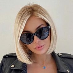 Hair Styles : 14 ideas for short blonde hairstyles - MorningKo Woman Celebrities, Short Blonde Bobs, Blonde Bob Hairstyles, Blonde Hair Inspiration, Blonde Hair Looks, Short Blonde, Short Blonde Hair, Medium Hair Cuts, Hair Color Trends