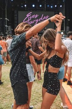 Bonnaroo Outfits, Festival Outfit Inspiration, Festival Attire, Festival Inspo, Couple Fits