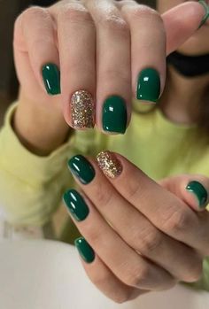 Trendy Green Nails, Chic Almond Nails, Green Nail Art Ideas, Irish Nails, Fall Toe Nails, Gold Gel Nails, Dark Pink Nails, Emerald Nails, Green Acrylic Nails