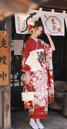 Red Yukata, Kimono Outfit Japanese, Pose Mannequin, Japan Dress, Japanese Traditional Clothes, Fall Photo Shoot Outfits