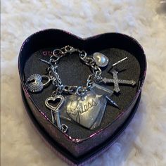 Brand New, Never Been Worn. Amazing Condition. Guess Bracelet. Please See Photos For Details. Don’t Hesitate To Ask Questions. Guess Bracelet, Chunky Charm Bracelet, Shiny Bracelets, Guess Jewelry, Womens Bangles, Hook Bracelet, Leather Wristbands, Gold Charm Bracelet, Hinged Bracelet