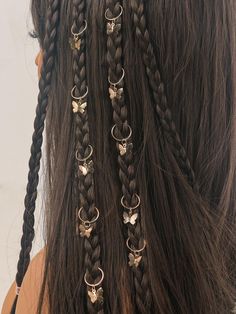 Gold Hair Beads Braids, Hair Jewlrey Aesthetic, Golden Hair Jewelry, Dangling Hair Accessories, Prom Hair Butterflies, Braided Hair Accessories, Hair With Gold Accessories, Hair Assecery, Charms In Hair