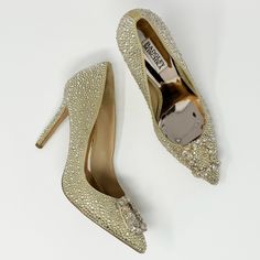 Badgley Mischka Women's Cher Ii Gold Bejeweled Brooch Pump Stiletto Heels 8.5 Pre Owned Condition. Wear On Bottom Soles. Due To The Nature Of The Material Of The Shoe, It Is Possible Some Rhinestones May Be Missing (None Noted When Photos Taken). Manmade Leather Upper. Rhinestone Details Throughout. Jeweled Brooch On Toe Area, You Can See Twine Used To Attach It To Shoe. A Rhinestone Brooch And Timeless Silhouette Add Lasting Sparkle To Dressy Looks In The Gorgeous Cher Ii Pumps From Badgley Mis Bling Heels With Pointed Toe For Wedding, Wedding Heels With Bling And Pointed Toe, Bedazzled Gold Heels For Wedding, Gold Bedazzled Heels For Wedding, Gold Embellished Wedding Shoes For Gala, Wedding Gold Bedazzled Heels, Glamorous Rhinestone Shoe Clips, Formal Crystal Heels With Bling, Elegant Embellished Wedding Shoes With Crystal