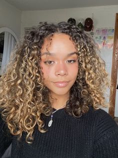 Curls with a blonde balayage Honey Blonde Balayage Curly Hair, Balayage Curls, Milkshake Hair, Highlights Curly Hair, Natural Ombre, Curl Hair, Blonde Curls