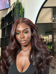 Hairstyles With Curled Hair, Natural Hair Weaves, Brown Hair Shades, Wine Red Hair, Wine Hair, Blowout Hair, Front Lace Wigs Human Hair, Hair Inspiration Color, Baddie Hairstyles