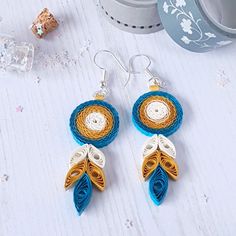 Jolies boucles d'oreilles en papier. Dreamcatcher en quilling coloris bleu canard et or. Quilling Earrings Jhumkas, Diy Quilling Earrings, Quilling Keychains, Diy Quilling Crafts, Quilling Flower Designs, Paper Quilling Earrings, Paper Quilling For Beginners, Paper Quilling Cards, Paper Quilling Jewelry