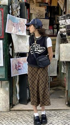 Casual Spring Street Style, Long Skirt Outfits Baggy, Platform Loafers Outfit Pants, Grentperez Outfits, Thrifted Skirt Outfit, Tomboy Skirt Outfit, Simple 90s Outfit, Cool Outfits Spring, 22 Year Old Outfits