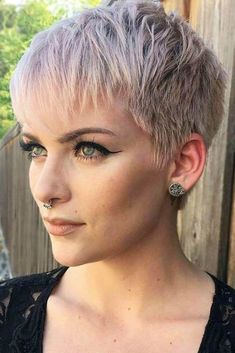 Popular Pixie Cut Looks You’ll Instantly Adore In 2023 ★ Kort Pixie, Trendy We Fryzurach, Short Blonde Pixie, Pixie Cut With Bangs, Short Hair Pixie Cuts, Super Short Hair, Short Grey Hair, Penteado Cabelo Curto, Short Pixie Haircuts