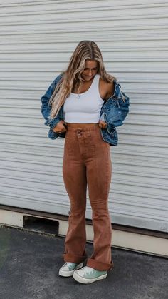 Flare Pants Outfit Fall, Fall Fits 2022, Brown Flare Pants Outfit, Flair Pants Outfit, How To Style Brown Pants, Fall Fashion Comfy, Flare Outfit, Brown Flare Pants, Brown Pants Outfit