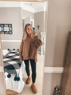 Oversized Sweatshirt Outfit Women, Crewneck Outfit Women, Oversized Hoodie Outfit Women, Brown Crewneck Outfit, Sweatshirt Leggings Outfit, Oversized Crewneck Outfit, Black Sweatshirt Outfit, Crewneck Sweatshirt Outfit, Oversized Sweatshirt Outfit