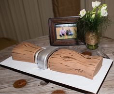 there is a cake made to look like a wooden log on top of a table