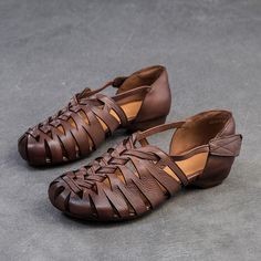 Geschlecht: Frau	Typ: Sandalen	Hauptmaterialien: Rindsleder	Innensohle: Schweinsleder	Sohle: PVC	Verschlussart: Klettband	Stil: Alltag, Lässig, Retro	Jahreszeit: Sommer	Absatzhöhe: Niedrig (2 cm) Casual Leather Sandals, Velcro Tape, Modern Sandals, Handmade Sandals, Coffee Color, Grey Shoes, Fall Shoes, Vintage Casual, Casual Flats