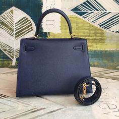 Description HRMS Kelly 28 Bleu Cherve Bag With Gold Toned Harware For Women, Handbags, Shoulder Bags 11in/28cm Rep 1:1 Size: 28 x 22 x 10 cm / 11 x 8.5 x 4.5 inches (Length x Height x Width) Hermès bags are considered the ultimate luxury item worldwide. Each piece is handcrafted with waitlists that can exceed a year or more. The streamlined and demure Kelly style is always in high demand, it is particularly lovely in this vibrant version with gold hardware. Epsom is textured with a wonderful gra Hermes Kelly 28, Stylish Handbags, Womens Handbags, Luxury Products, Hermes Bags, Evening Clutch Bag, Green Bag, Tote Backpack, Fun Bags