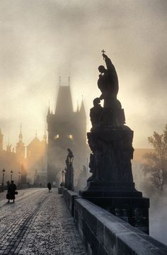 an image of a statue in front of a castle with the words menento mori on it