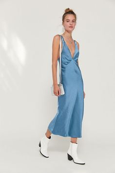 Silk Dress Fashion, Silk Dresses Outfit, Black Dress Outfit Casual, Casual Silk Dresses, Outfit Ideas Dress, Dress Outfit Summer, Silk Dress Short, Silk Dress Vintage, Camila Morrone