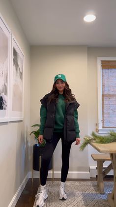 Athletic Walking Outfit, Casual Outfits Mom Everyday, Green Hat Outfit Winter, Shopping Outfit Winter Comfy, Grocery Shopping Outfit Winter, Mom Athleisure Style Winter, Everyday Winter Outfits Street Style, Early Spring Casual Outfits, Winter Outfits Athleisure