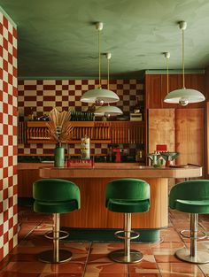 Revisiting Retro: Exploring the Enduring Appeal of Vintage Kitchens — Living Bright Interiors Retro Inspired Home Decor, 70s Hollywood Interior, Art Deco Interior Inspiration, Retro Boho Home Decor, 70s Western Decor, Small Bright Kitchen, Retro House Exterior, 1970s Bar, Modern Retro Interior Design