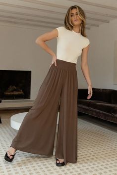 Flowy Pants Outfit Summer, Brown Wide Leg Pants Outfit, Wide Leg Pants Outfit Summer, Womens Flowy Pants, Flowy Pants Outfit, Brown Cotton Pants, Capsule Fashion, Brown Pants Outfit, Cotton Wide Leg Pants