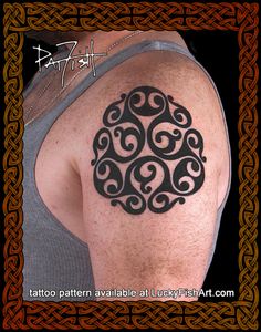 a tattoo design on the back of a man's shoulder, with swirls