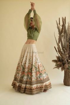 Cream Lehenga, Indian Outfits Lehenga, Gaun Fashion, Traditional Indian Dress, Salwar Kamiz, Embroidered Lehenga, Indian Dresses Traditional, Traditional Indian Outfits, Indian Gowns Dresses