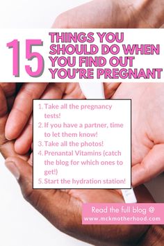 two hands holding a piece of paper with the words 15 things you should do when you find out your pregnant