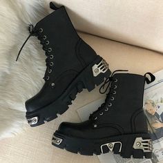 Pakaian Hipster, Grunge Shoes, Motorcycle Boot, Goth Shoes, Chunky Ankle Boots, Biker Shorts Outfit, Women's Motorcycle Boots, Dr Shoes, Smink Inspiration