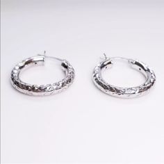 New 14k White Gold On 925 Sterling Silver Fancy Design Diamond-Cut Hoop Earrings Material: 14k White Gold Layer On Solid 925 Sterling Silver Stamped - 925 Stone Set : N/A Measurement : Approx. Width : 0 . 1 5 " Inches ( 3 . 8 Mm) Approx. Height : 1 . 0 1 " Inches ( 2 5 . 8 Mm) Approx. Weight: 3 Grams - 4 Grams Free Gift Box Or Gift Pouch Item # Acr09162018-Se-13 -Handcraft Artisan Jewelry -With Over 50,000+ Satisfying Customers Worldwide Promotional Calibrate White Gold Huggie Jewelry With Diamond Cut, Silver Huggie Fine Jewelry, Sterling Silver Earrings With Silver Clasp, Sterling Silver Huggie Jewelry With Silver Clasp, Sterling Silver Huggie Jewelry, Small Hoop White Gold Fine Jewelry, Sterling Silver Huggie Earrings With Silver Clasp, Luxury Silver Huggie Earrings With Polished Finish, White Gold Small Hoop Fine Jewelry