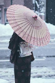 Umbrella Outfit, Photo Japon, Cultural Photography, Japanese Parasol, Chinese Umbrella, Mode Kimono, Umbrella Art, Asian Inspiration