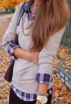 I love v-neck sweaters and plaid blouses layering each other. It is a perfect combination to either dress up or dress down. Outfit With Flannel, Mode Tips, Plain Sweaters, Women Dating, Retro Pin Up, Fall Outfits For Work, 가을 패션, Casual Fall Outfits