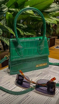 Stile Kylie Jenner, Green Purse, Celine Luggage Bag, Mode Inspo, Givency Antigona Bag