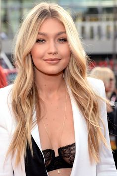 Gigi Hadid Hair And Makeup, Gigi Hadid Hair Color, Gigi Hadid Hair, Warm Blonde Hair, Golden Blonde Hair, Warm Blonde, Honey Blonde Hair, Gigi Bella, Slicked Back Hair