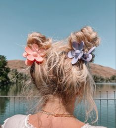 Woman with flower claw clip space buns blue sky aesthetic Claw Clip Ideas, Claw Clip Medium Hair, Aesthetic Pink Hair, Claw Clip Updo, Medium Hair Ideas, Clip Updo, Clip Ideas, Easy Hair Ideas