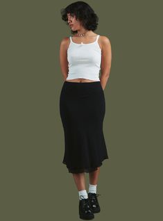 Sims Fits, Black Midi Skirt Outfit, 2000s Icons, Black Skirt Outfits, Fitness Fashion Outfits, Grunge Clothes, Look Grunge, Mgmt, Baggy Pants